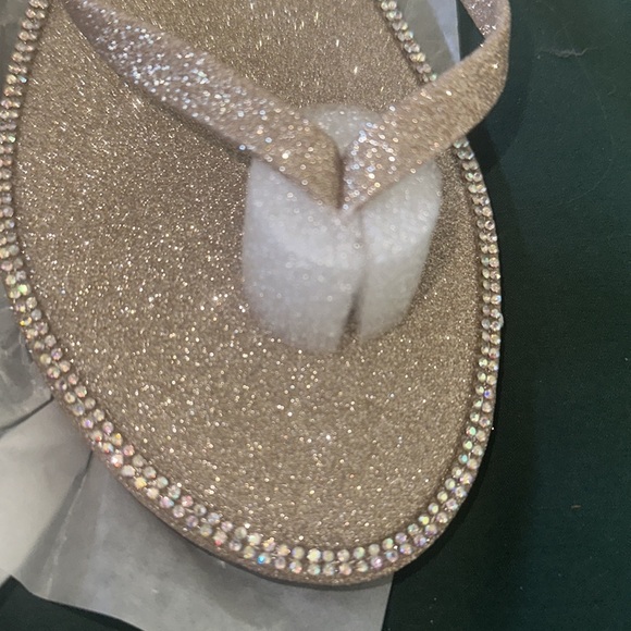 Size 7 glitter/crystal champagne color sandals - Picture 4 of 4